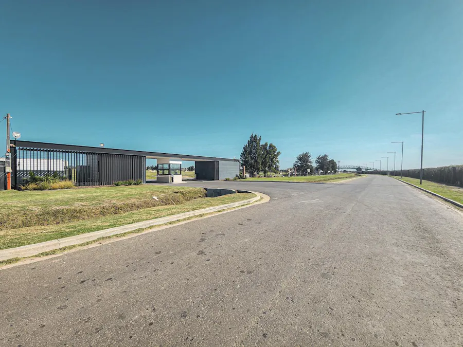 Terreno central de 830m² con frente Sur y acceso al Jockey - Imagen 1 de 10