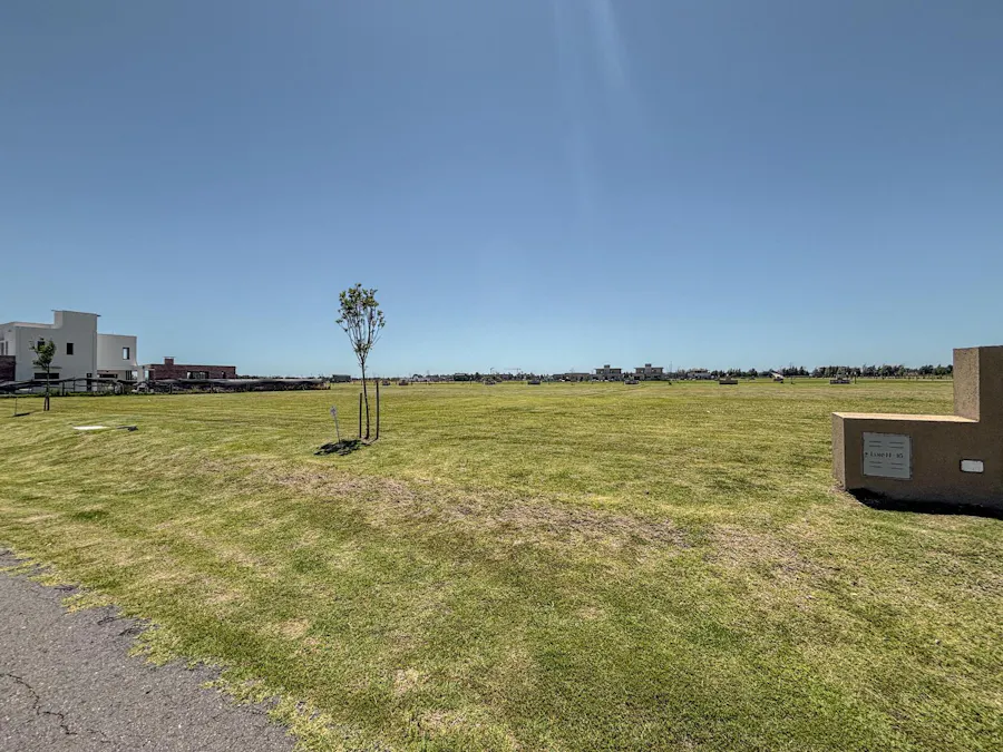 Terreno de 830m² y entrega inmediata con conexión directa al Jockey Club - Imagen 1 de 5
