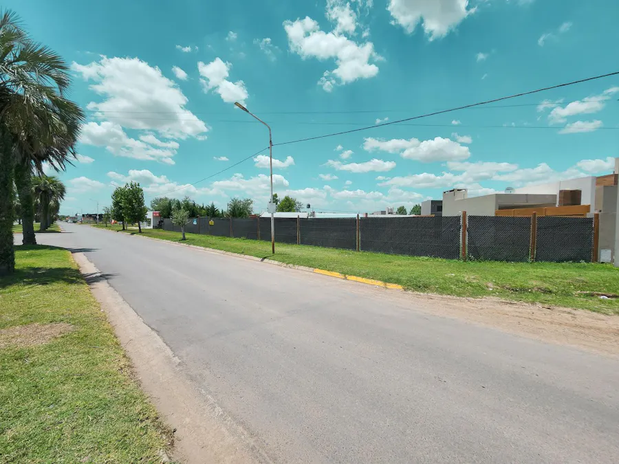 Terreno en esquina con gran frente comercial - Imagen 1 de 8
