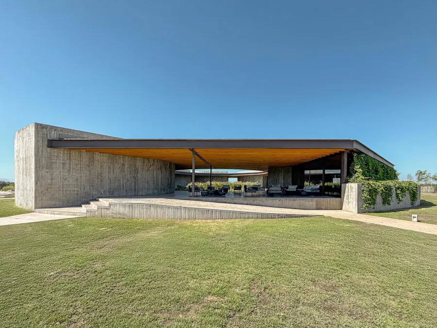 Terreno de 1000m² con fondo a reservorio y orientación Sur - Imagen 1 de 17