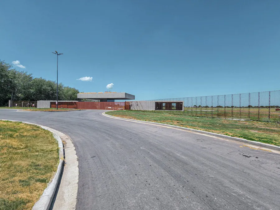 Terreno central de 826m2 en uno de los countries más exclusivos de Funes - Imagen 1 de 9