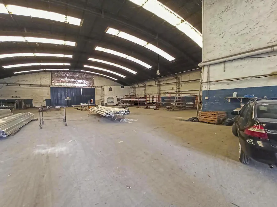 Gran galpón de 1.338 m² más playa de estacionamiento - Imagen 1 de 27