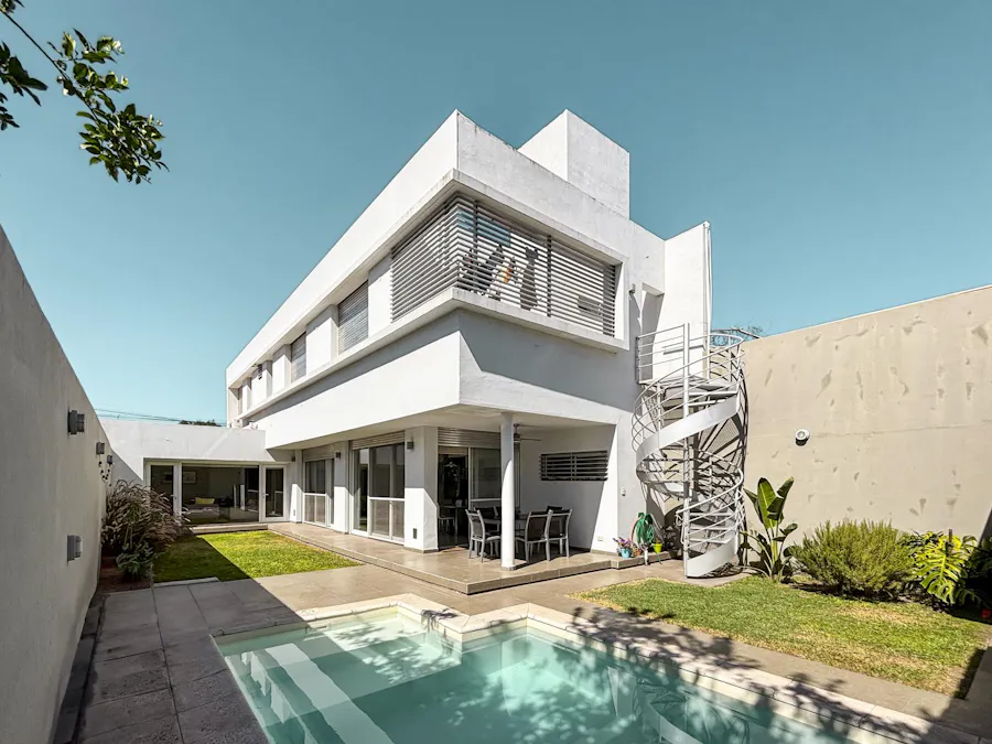 Casa de 3 dormitorios con cocheras, jardín, parrilla y pileta - Imagen 1 de 53