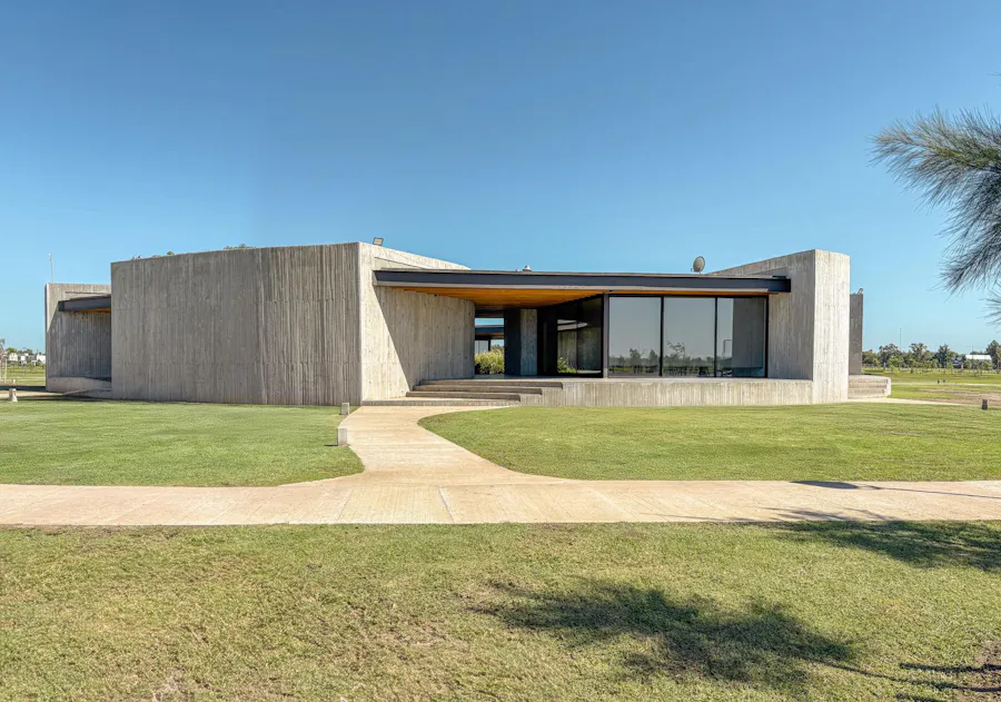 Terreno de 1092m² con fondo a reservorio y próximo al ingreso - Imagen 1 de 14