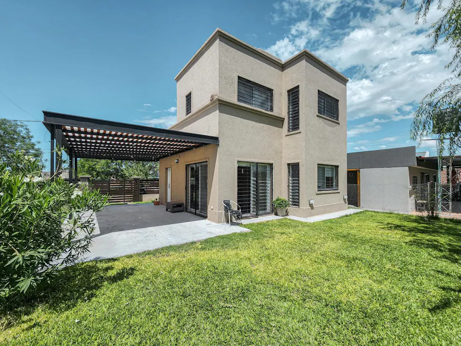 Casa de 2 dormitorios con 2 baños, pileta y galería - Imagen 1 de 25