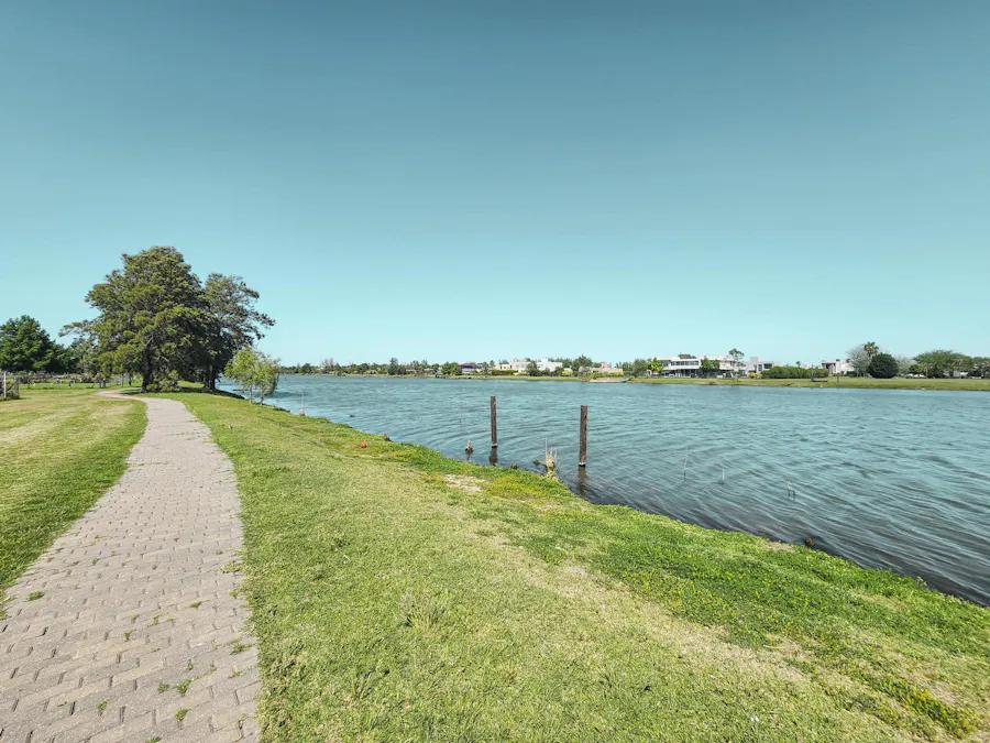 Terreno con fondo al lago en la mejor zona de Puerto Roldan - Imagen 1 de 23