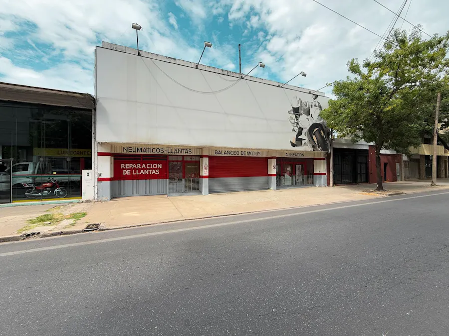 Importante local o galpon de 800m² con gran frente comercial y 2 plantas - Imagen 1 de 16