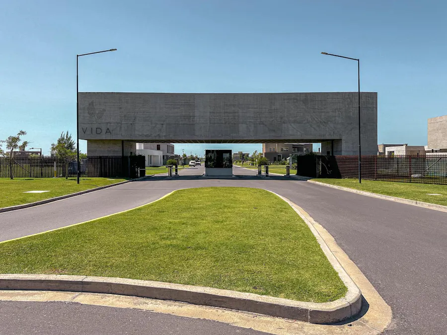 Terreno central en la mejor zona de VIDA con frente Sur - Imagen 1 de 47