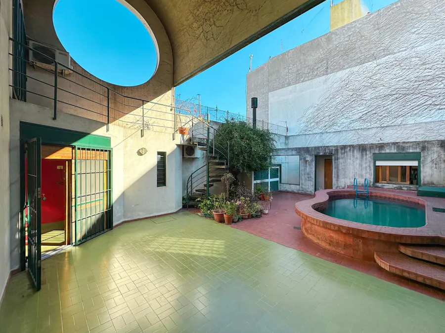 Casa de 3 dormitorios más comodín, cochera y pileta en Pichincha - Imagen 1 de 34