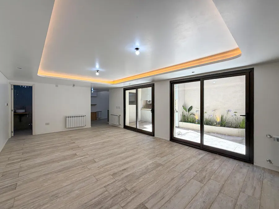 Casa de pasillo único de 3 dormitorios con patio y parrillero - Imagen 1 de 27