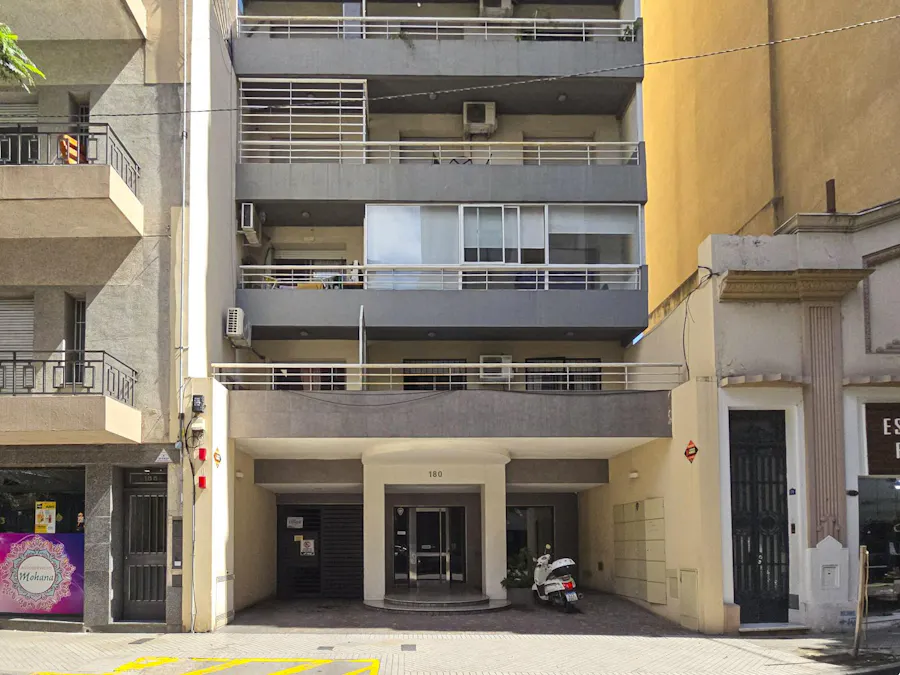 Cochera alquilada en excelente zona - Imagen 1 de 5