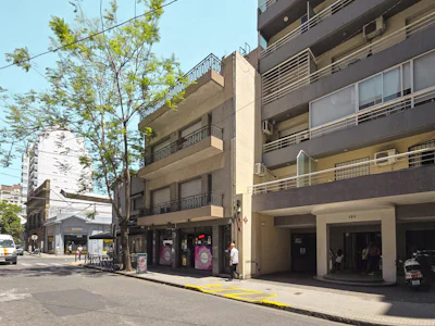 Cochera alquilada en excelente zona - Imagen 2