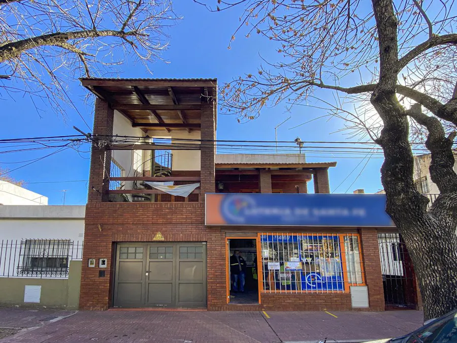 Casa de 3 dormitorios con local al frente y quincho propio - Imagen 1 de 38