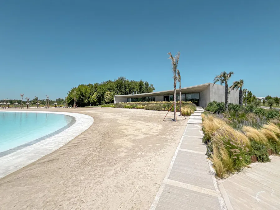 Terreno central y frente Sur, con una gran Crystal Lagoon - Imagen 1 de 34