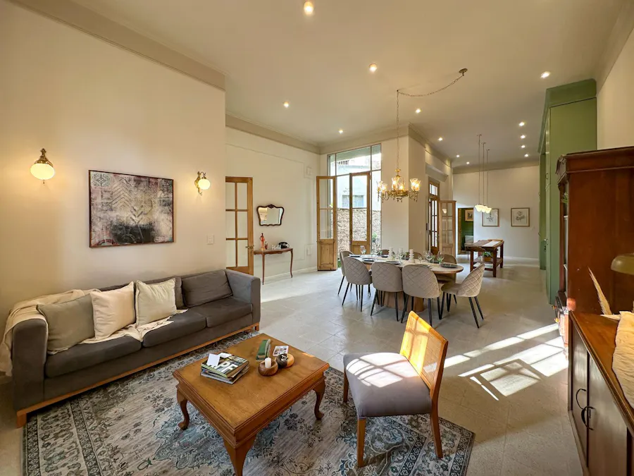 Casa boutique remodelada con patio terraza y pileta - Imagen 1 de 37