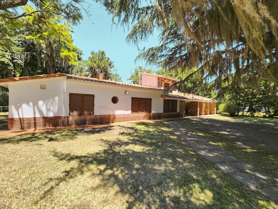 Importante terreno con casona de 4 dormitorios en Funes - Imagen 1 de 30