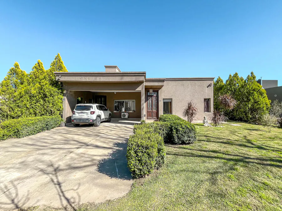 Casa de 3 dormitorios con pileta desarrollada en una sola planta, Puerto Roldan - Imagen 1 de 38