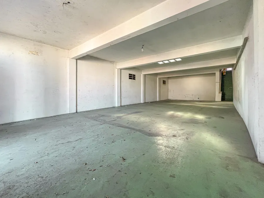 Local comercial con gran deposito sobre Juan Jose Paso - Imagen 1 de 18