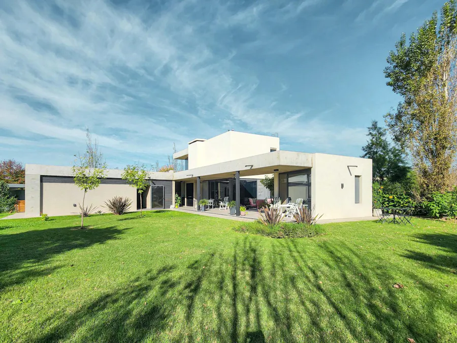 Casa de revista con 2 dormitorios, gran parque y pileta en La Rinconada - Imagen 1 de 38