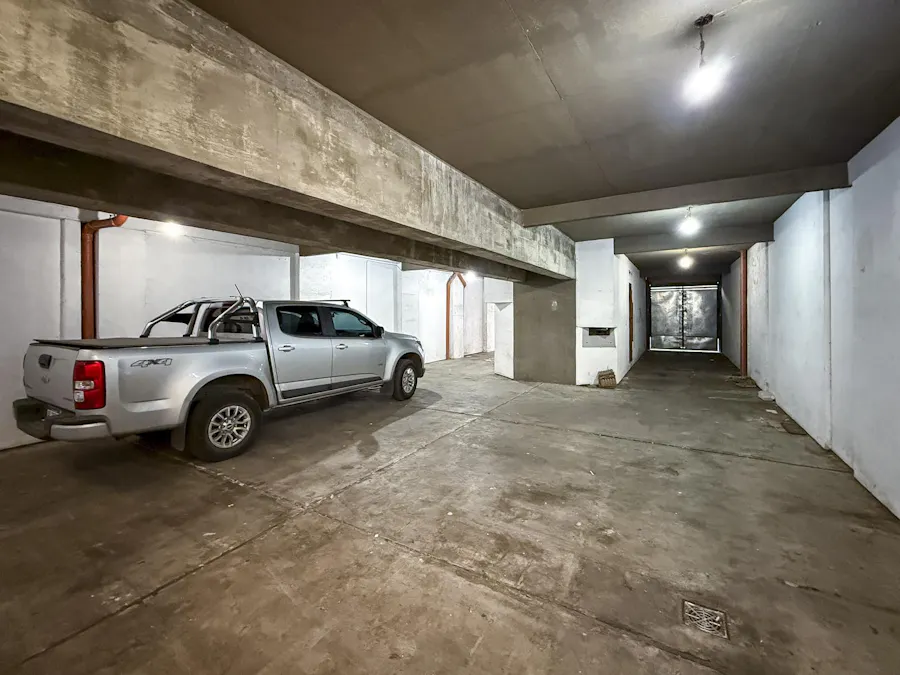 Deposito amplio con doble portón o cochera para 5/6 autos en el Centro - Imagen 1 de 11