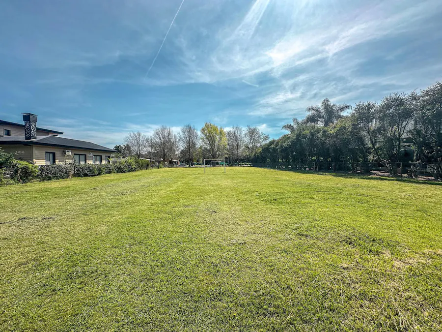 Terreno de 1.905m² en Country Cerrado Los Alamos, Ibarlucea - Imagen 1 de 4