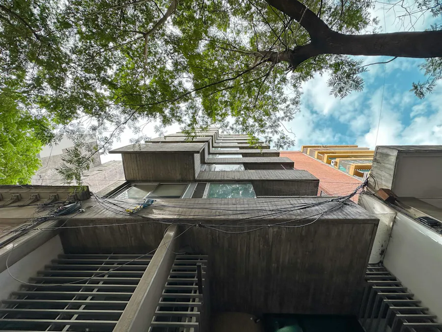 Oficina con cochera, 2 baños, recepción, privado, patio y gran ambiente, alquilada - Imagen 1 de 20