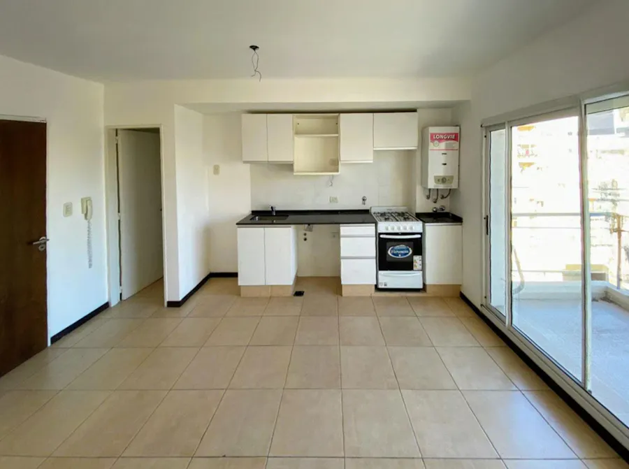 Departamento de 1 dormitorio al frente con balcón en el Centro - Imagen 1 de 19