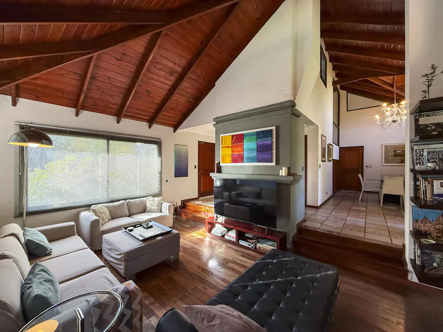 Casa de 4 dormitorios más altillo y dependencia en Country Carlos Pellegrini - Imagen 1 de 31