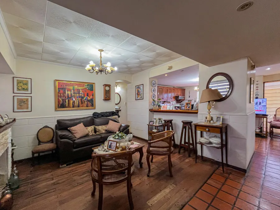 Casa de 3 dormitorios, cochera, gran jardín y pileta en Barrio Parque - Imagen 1 de 37