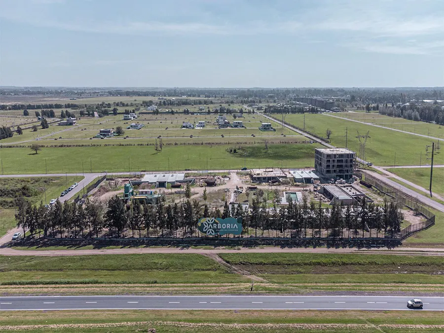 Departamento de 2 dormitorios con patio, cochera y amenities en Fisherton - Imagen 1 de 19