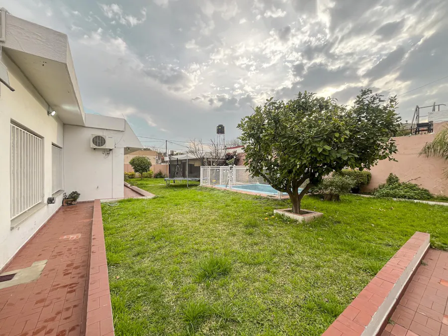 Casa de 3 dormitorios con gran jardín, cochera pasante y pilete en Ludueña - Imagen 1 de 32