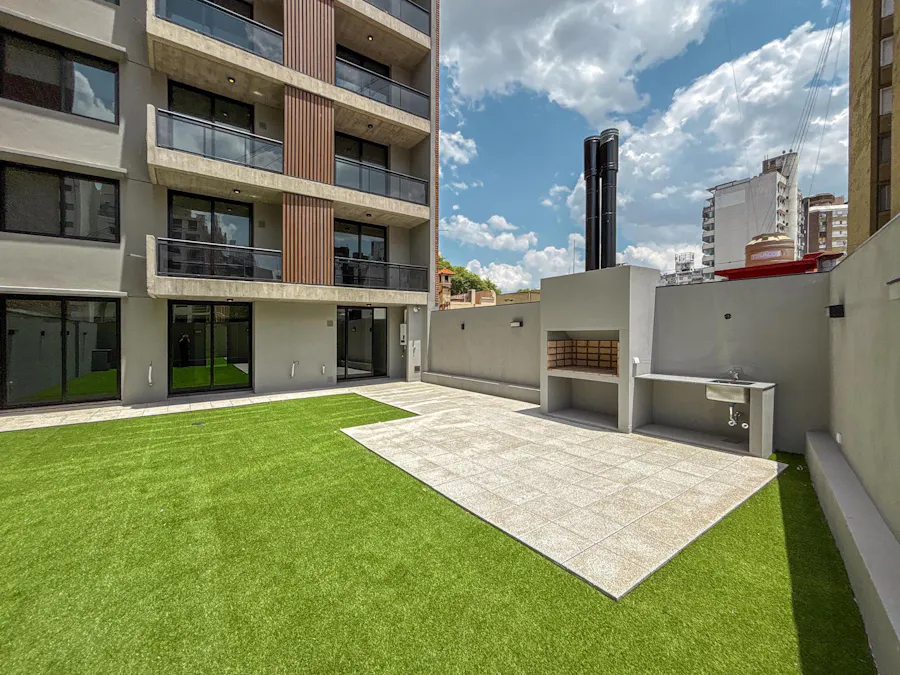 Departamento de 2 dormitorios con mega patio de 122m² con parrilla - Imagen 1 de 20
