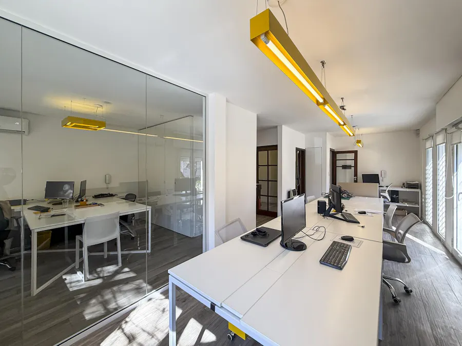 Oficina en PA de diseño con terraza exclusiva en Lourdes - Imagen 1 de 17