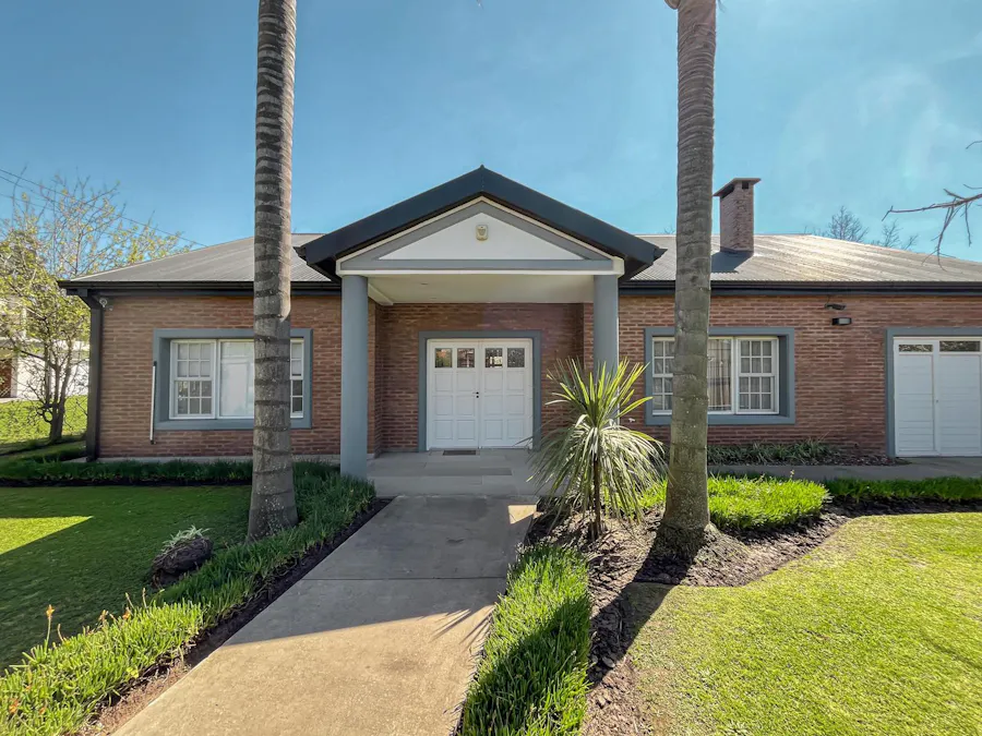 Casa de 7 dormitorios con enorme jardín en San Eduardo - Imagen 1 de 54