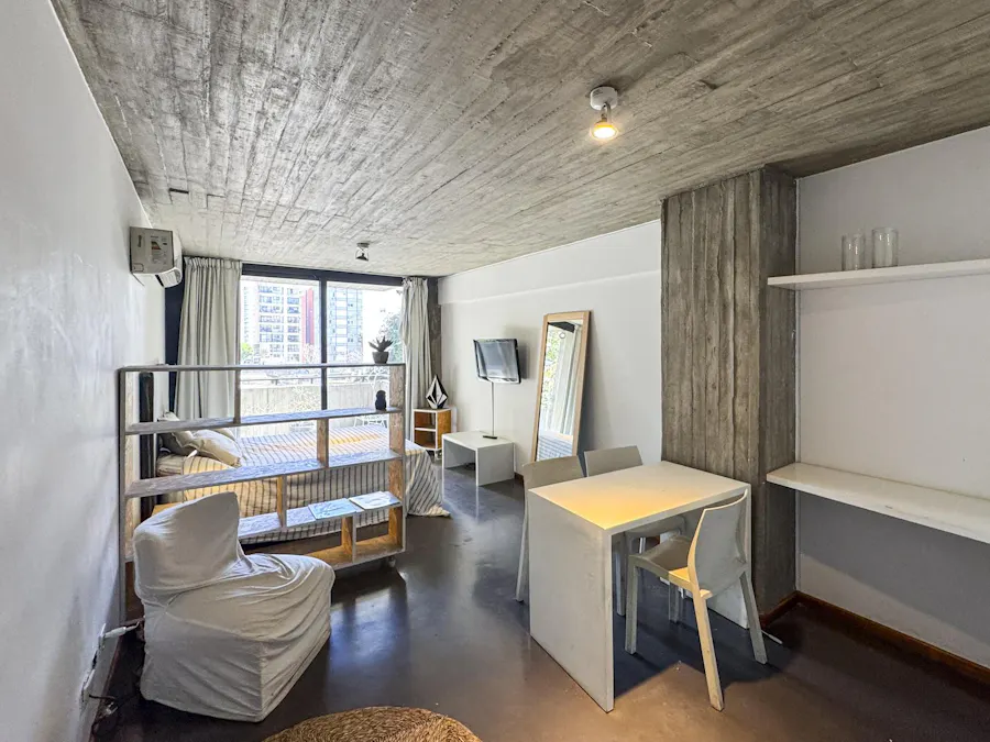 Departamento monoambiente amoblado con amenities en zona río - Imagen 1 de 23