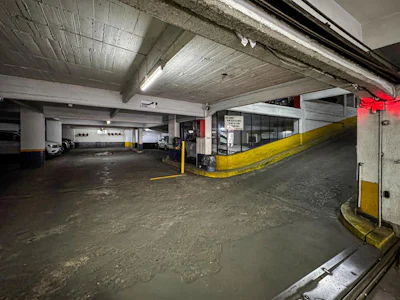 Cochera a la venta en edificio de cocheras centrico - Imagen 3