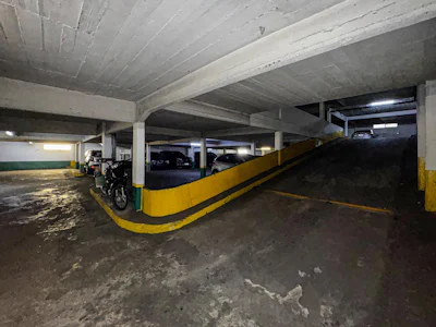 Cochera a la venta en edificio de cocheras centrico - Imagen 1