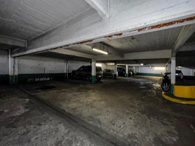 Cochera a la venta en edificio de cocheras centrico - Imagen 2