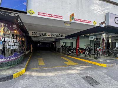 Cochera a la venta en edificio de cocheras centrico - Imagen 5