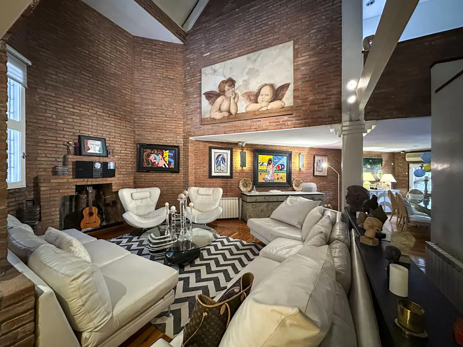 Casa de 5 dormitorios con 6 baños, 3 cocheras, pileta y quincho - Imagen 1 de 39