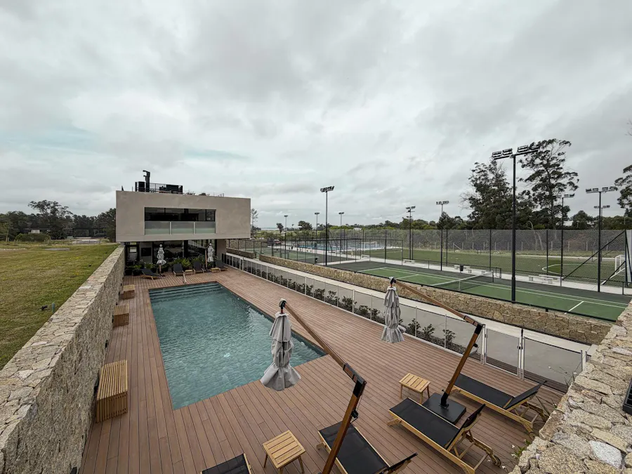 Terreno con vista a la laguna y amenities en el centro de Punta del Este - Imagen 1 de 19