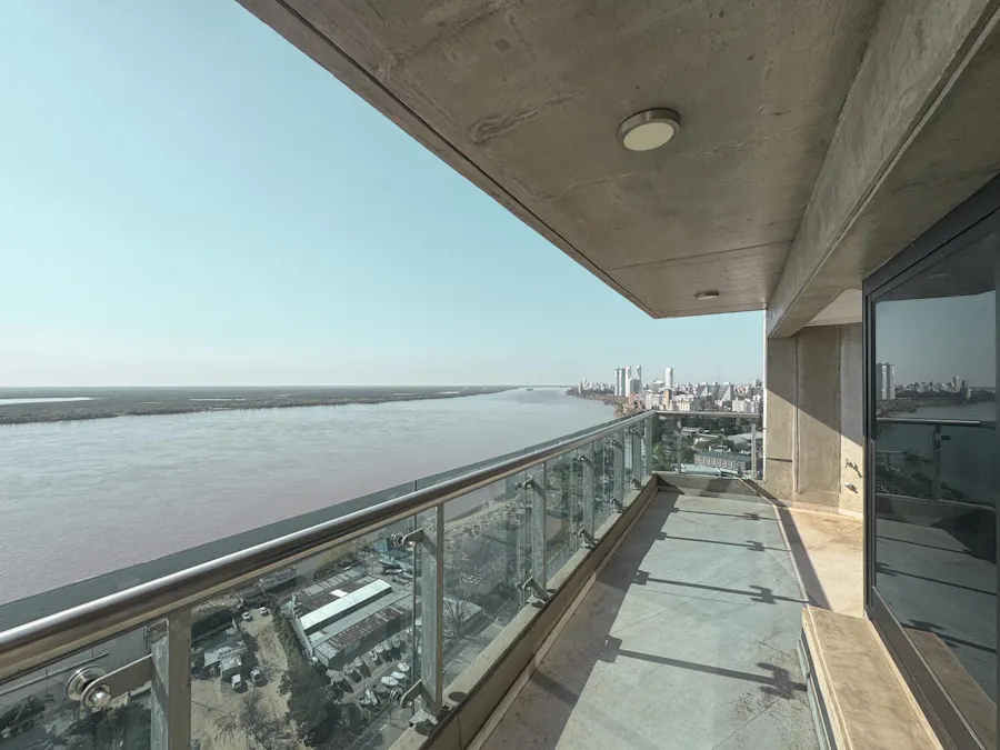 Departamento de 3 dormitorios premium con vista al río y amenities en Arroyito - Imagen 1 de 45