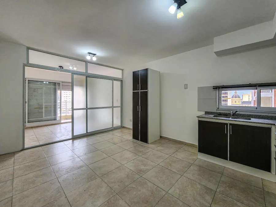 Departamento monoambiente divisible con balcón en el centro - Imagen 1 de 10