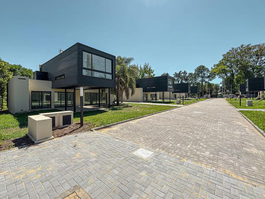 Casa de 2 dormitorios, 3 baños, 2 cocheras en complejo de casas en Funes - Imagen 1 de 31