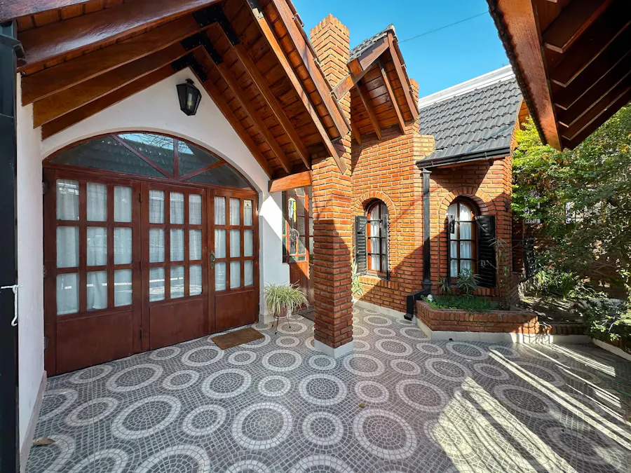 Casa de 2 dormitorios mas comodín con jardín, pileta y quincho en Alberdi - Imagen 1 de 34