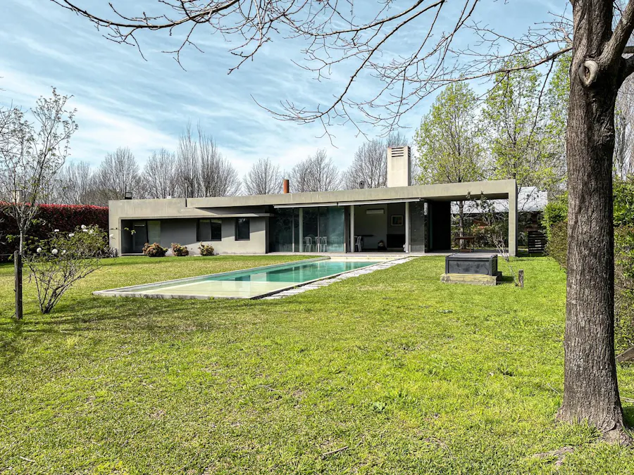 Casa de 2 dormitorios con gran jardín y pileta en Los Alamos, Ibarlucea - Imagen 1 de 31