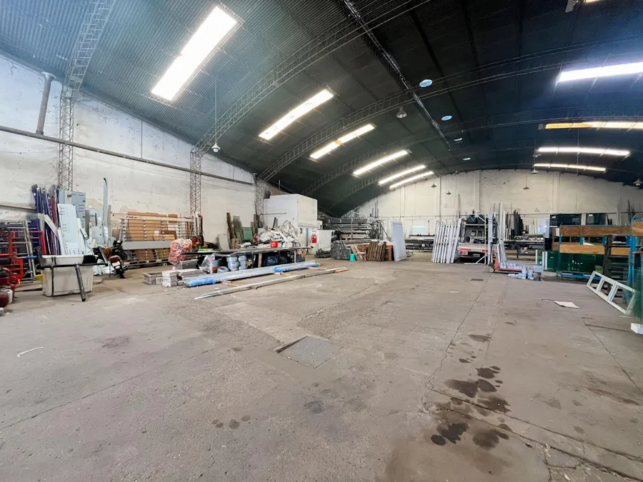 Galpón de más de 1.000m² en Echesortu con nucleo de oficinas - Imagen 1 de 17