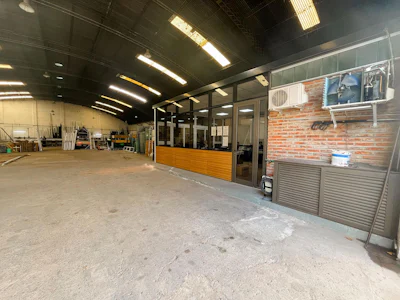 Galpón de más de 1.000m² en Echesortu con nucleo de oficinas - Imagen 5
