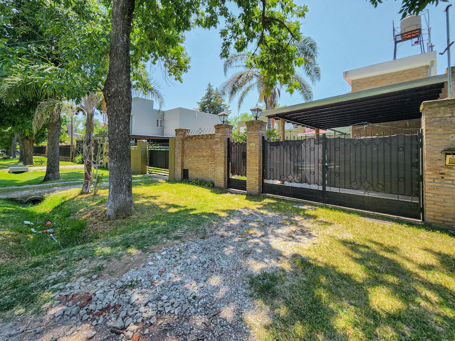 Casa de 3 dormitorios más comodín, cocheras y pileta en Funes - Imagen 1 de 29