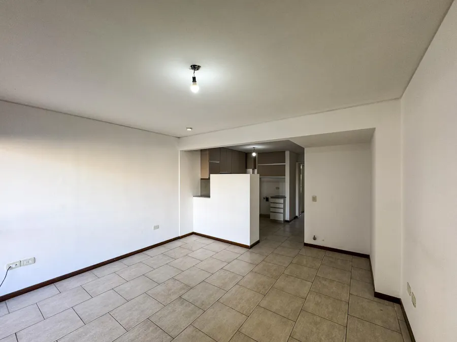 Departamento de 1 dormitorio amplio con ventilación cruzada y balcón en Martin - Imagen 1 de 13